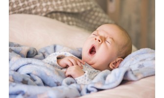 Πώς να βοηθήσετε το μωρό να κοιμάται καλύτερα τη νύχτα